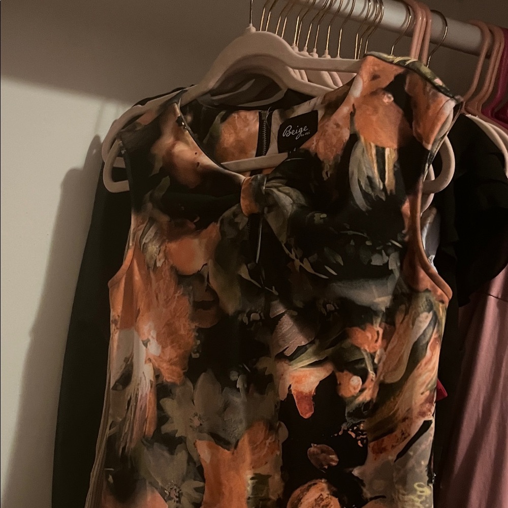 Sleeveless Abstract Floral Shell dress in peach and Black